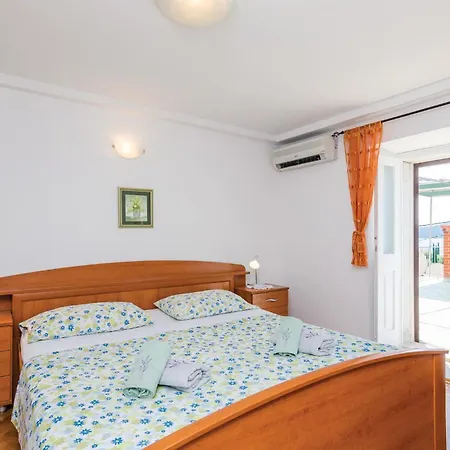 4 Bedroom Cozy In Hébergement de vacances Slano