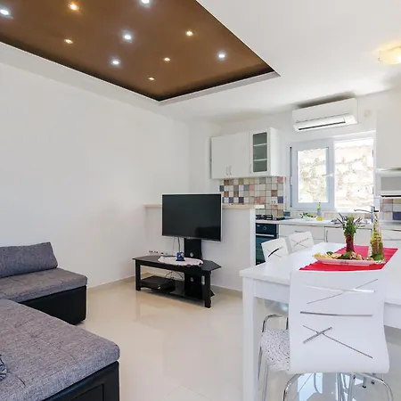 4 Bedroom Cozy In Hébergement de vacances Slano