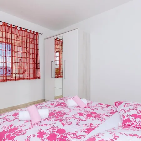 4 Bedroom Cozy In Hébergement de vacances *